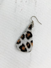 Load image into Gallery viewer, Capoeira Leather Earrings White Leopard Print